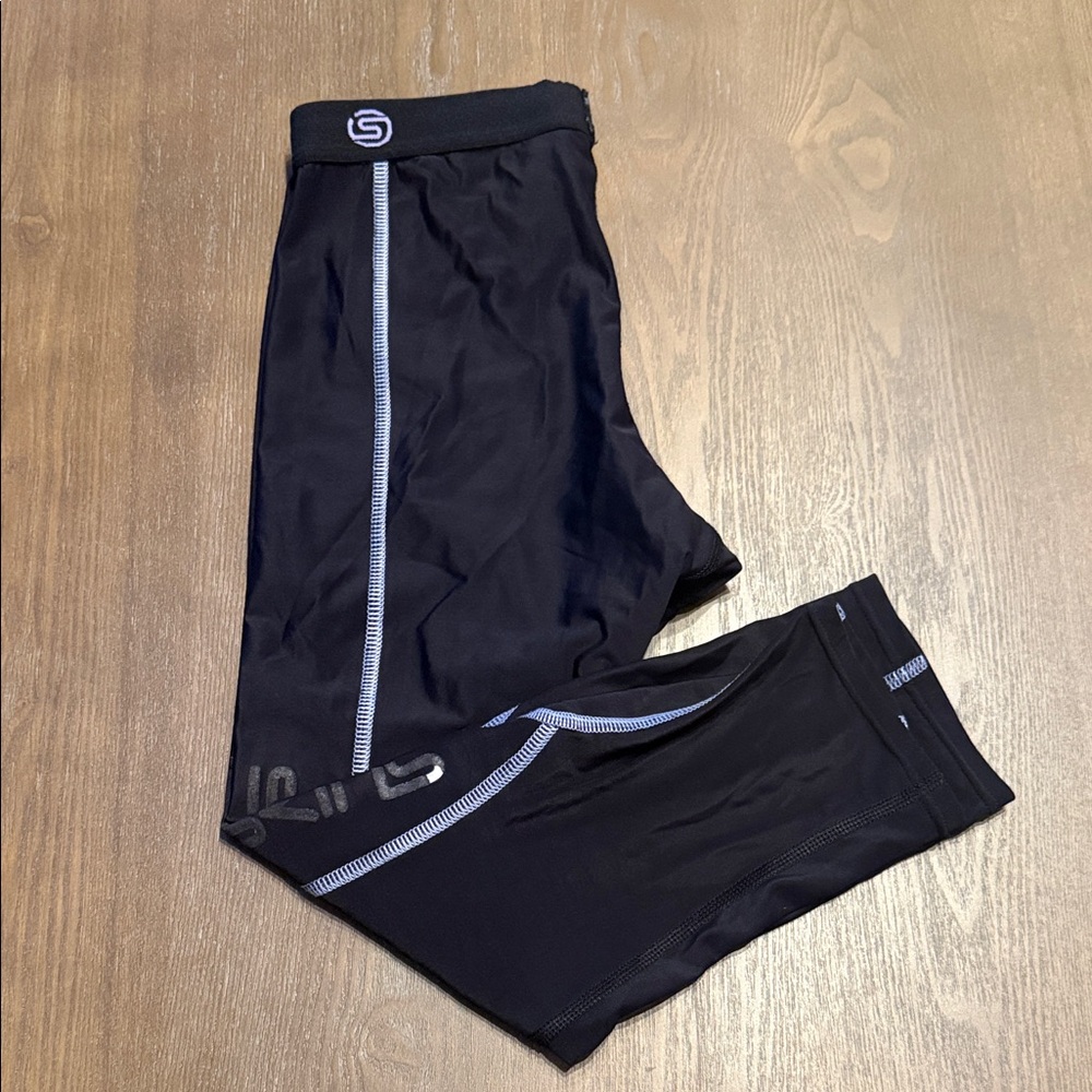 Skins 3/4 Length Leggings Small